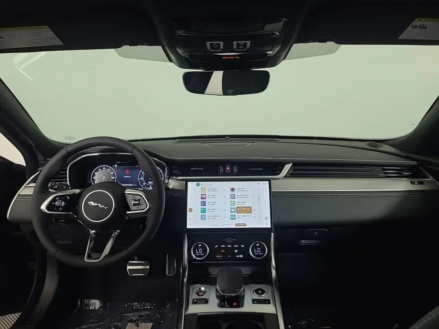 2024 Jaguar XF R-Dynamic SE photo 3