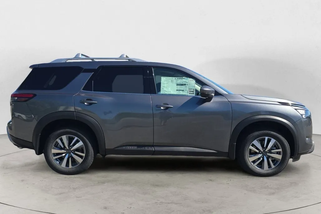 2025 Nissan Pathfinder SL photo 1