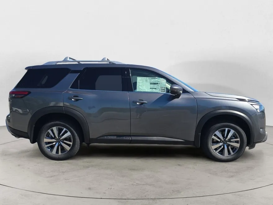 2025 Nissan Pathfinder SL photo 1