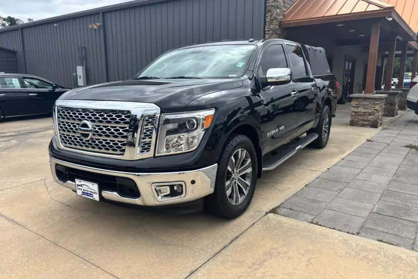2019 Nissan Titan SL photo 1