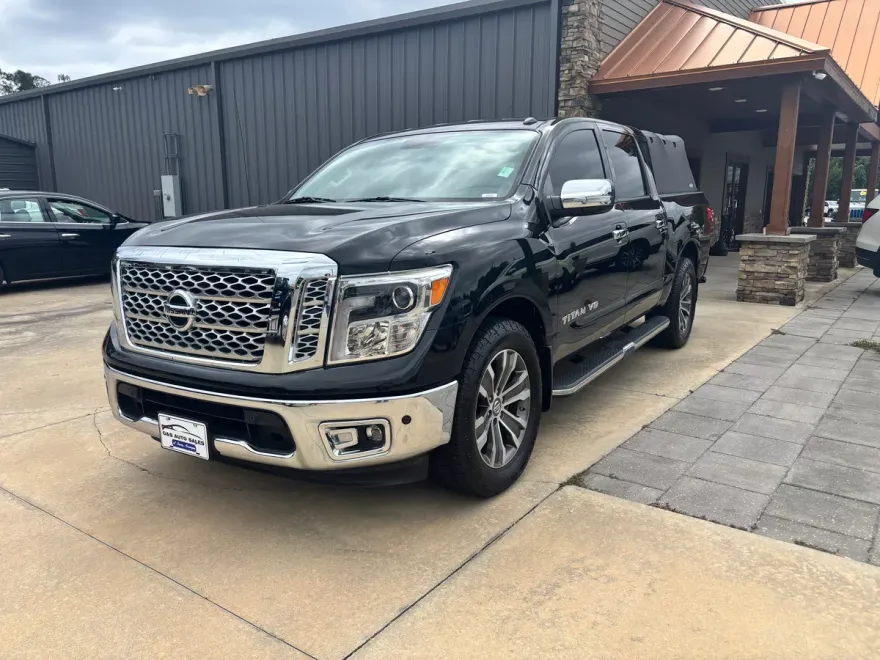 2019 Nissan Titan SL photo 1