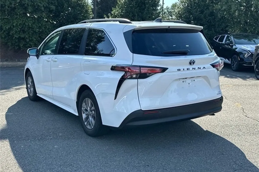 2022 Toyota Sienna LE photo 1