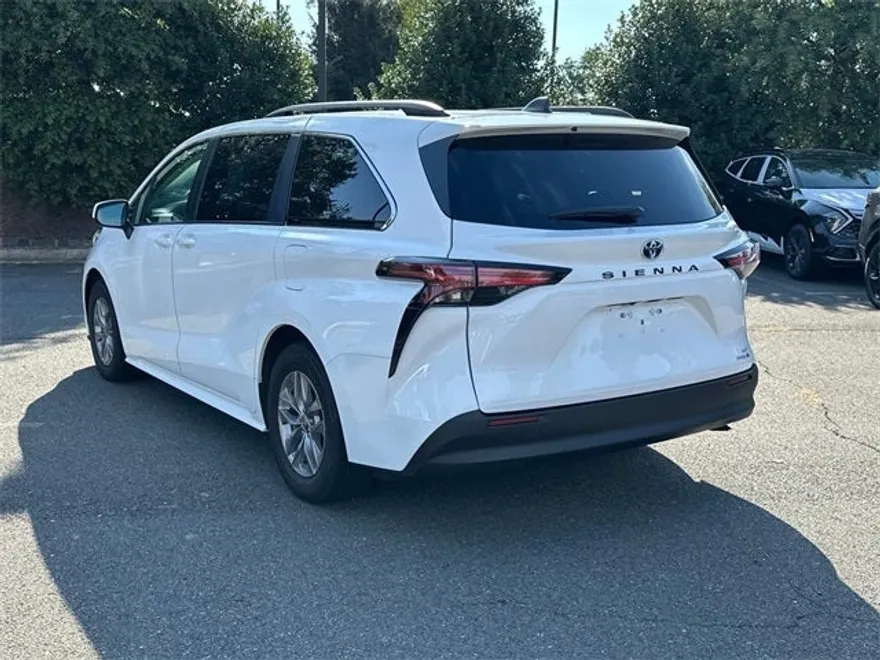 2022 Toyota Sienna LE photo 1