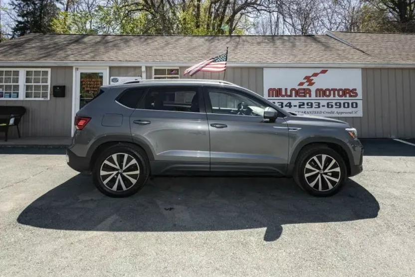 2022 Volkswagen Taos SE photo 1