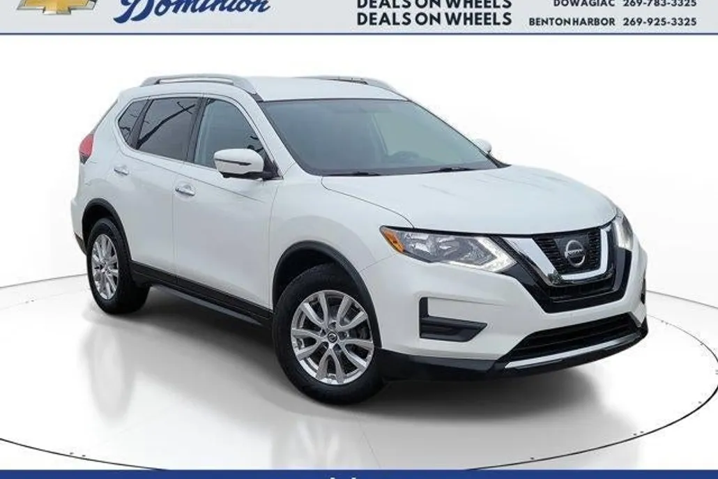 2017 Nissan Rogue SV photo 1