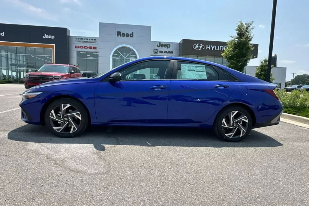 2025 Hyundai Elantra SEL Sport photo 1