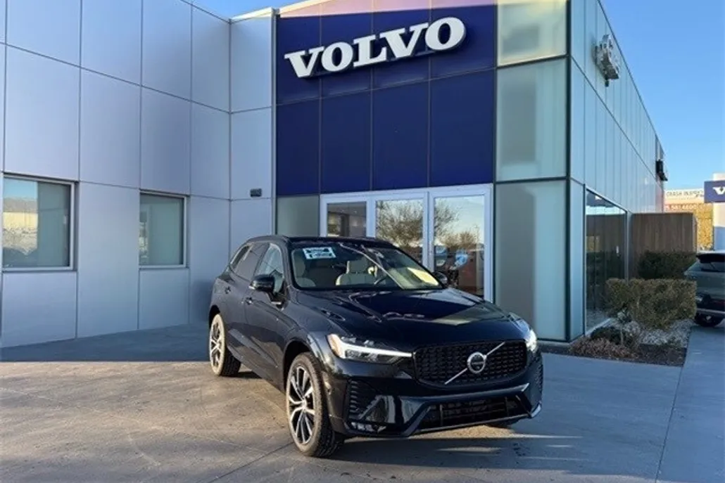 2025 Volvo XC60 B5 Plus photo 1