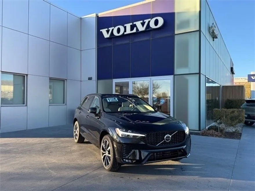 2025 Volvo XC60 B5 Plus photo 1
