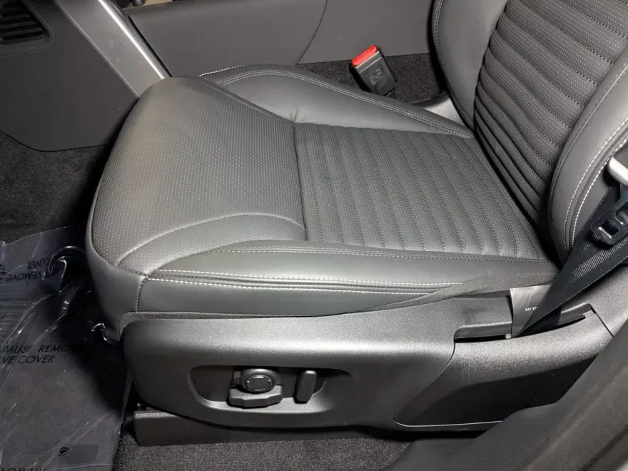 2025 Land Rover Discovery P360 Dynamic SE photo 1