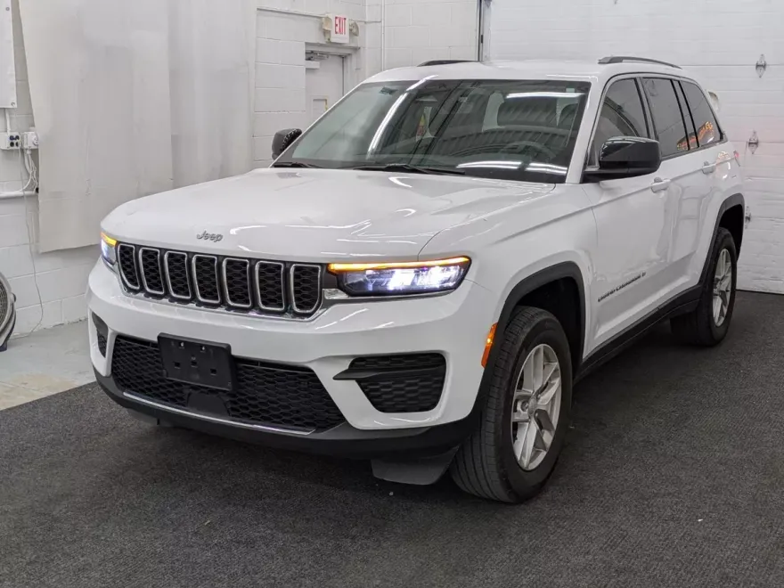 2023 Jeep Grand Cherokee Laredo Altitude photo 1