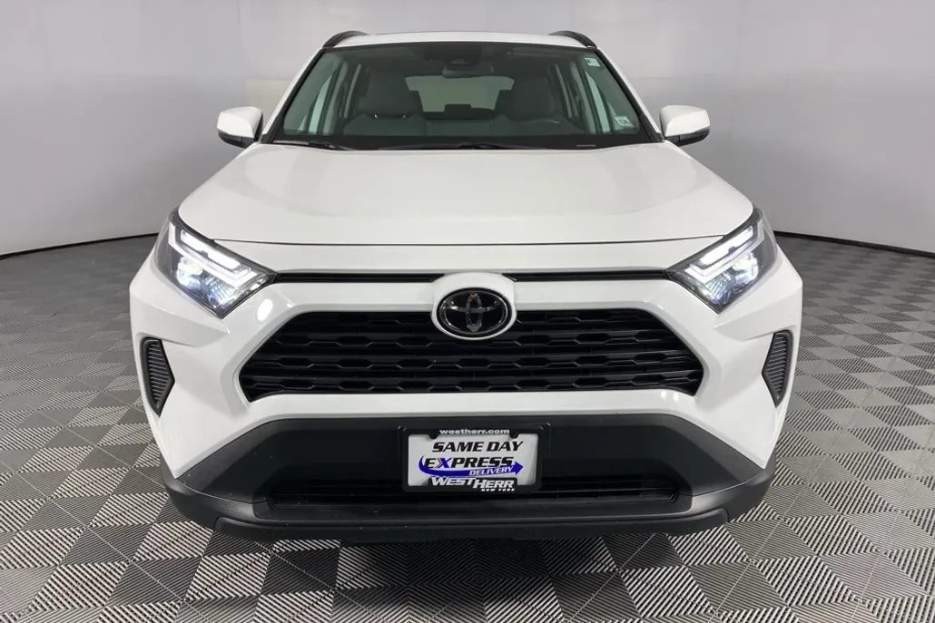 2022 Toyota RAV4 XLE photo 1