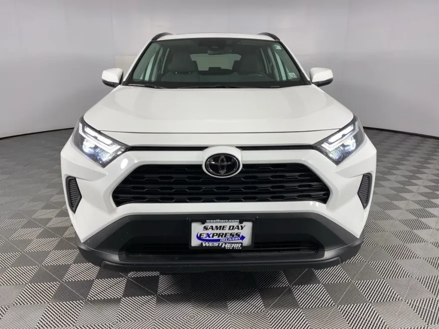 2022 Toyota RAV4 XLE photo 1