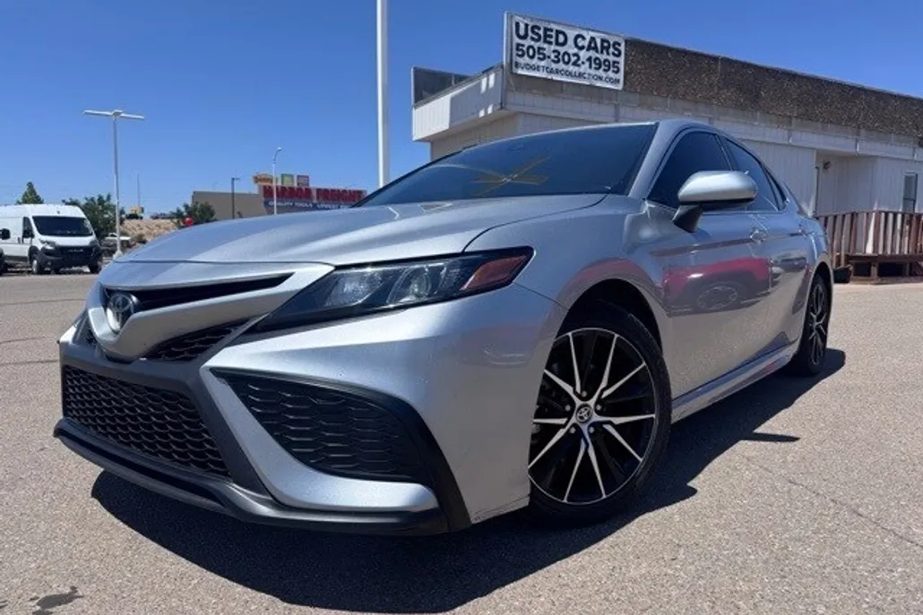 2021 Toyota Camry SE photo 1