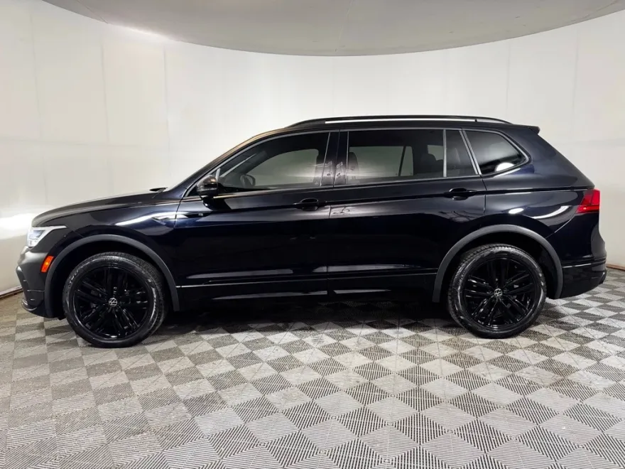 2022 Volkswagen Tiguan SE R-Line Black photo 1