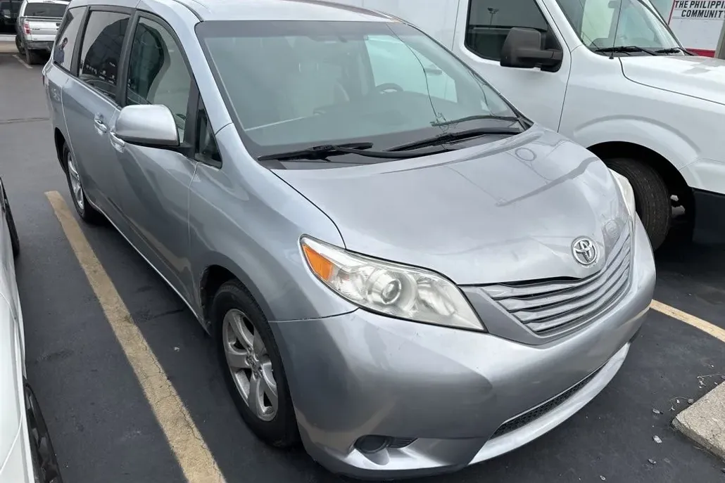2017 Toyota Sienna LE photo 1