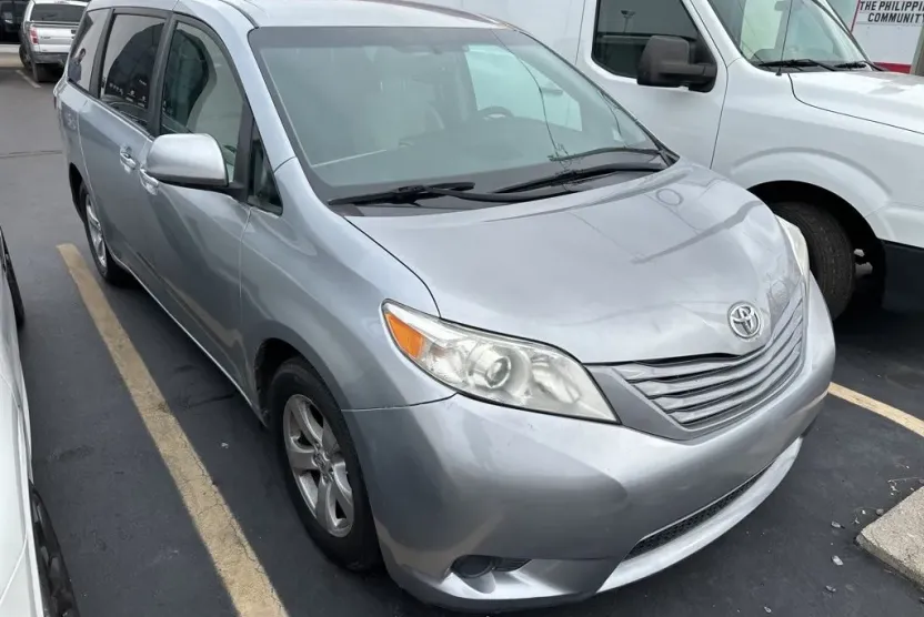 2017 Toyota Sienna LE photo 1