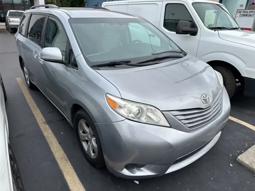 2017 Toyota Sienna LE photo 1