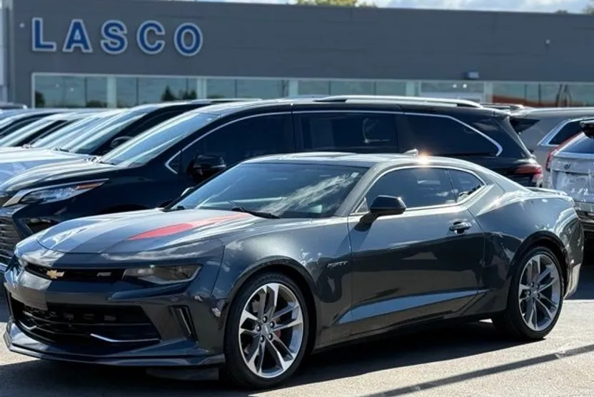 2017 Chevrolet Camaro 2LT photo 1