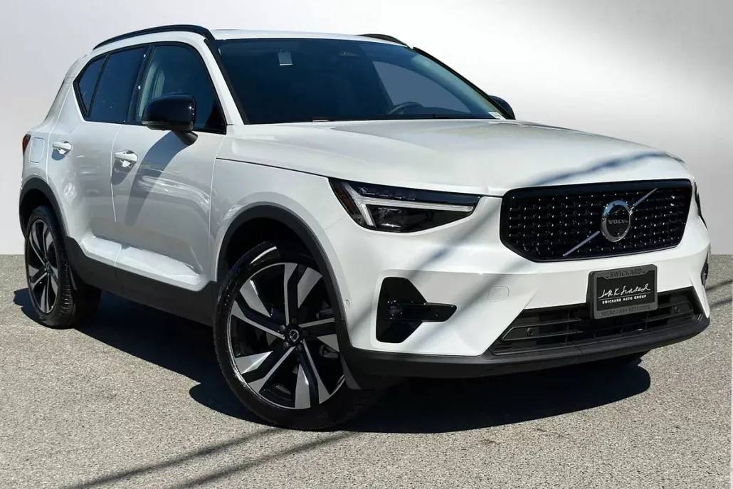 2025 Volvo XC40 photo 1