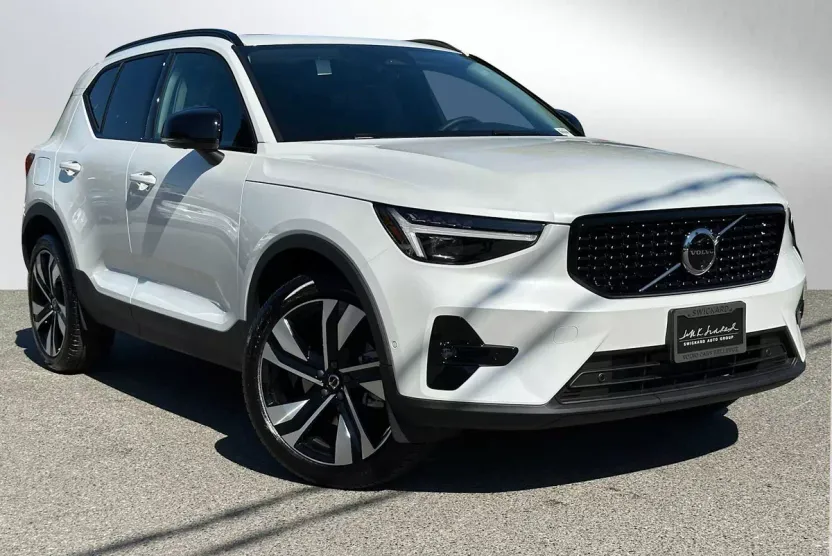 2025 Volvo XC40 photo 1