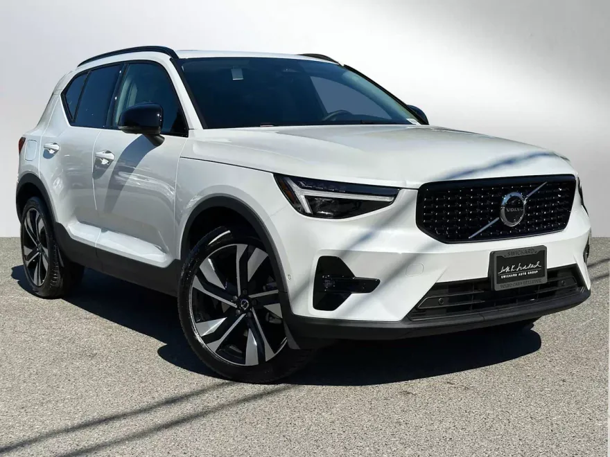 2025 Volvo XC40 photo 1