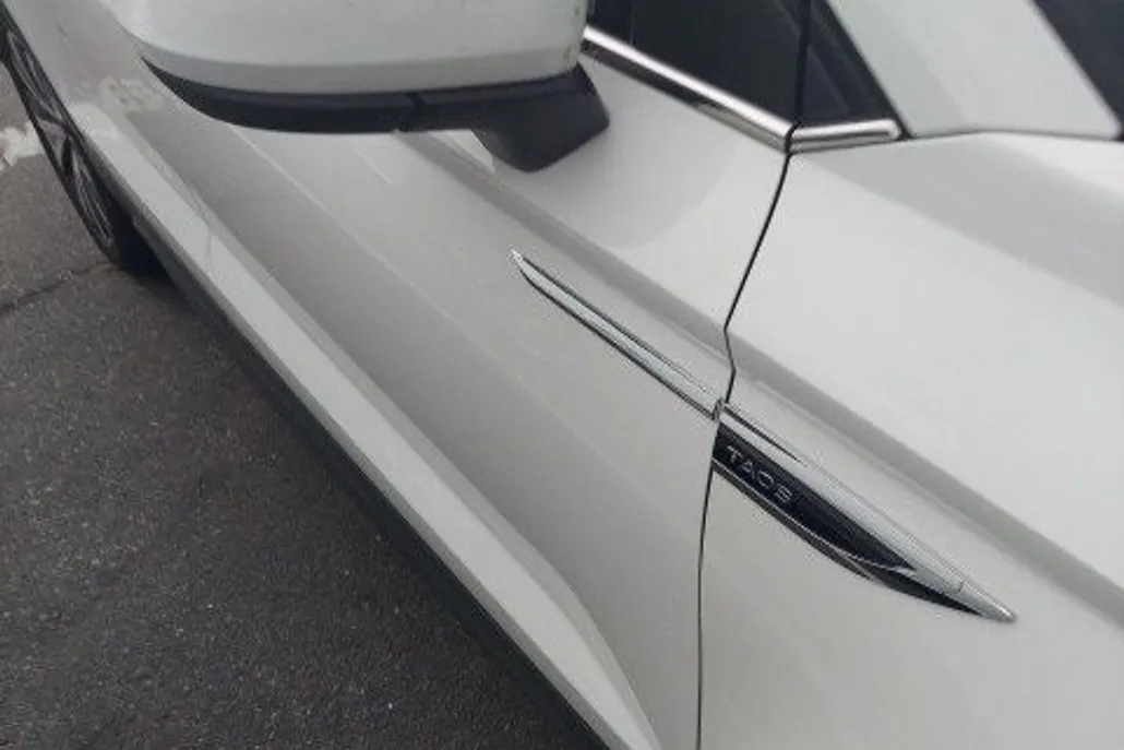 2022 Volkswagen Taos SE photo 1