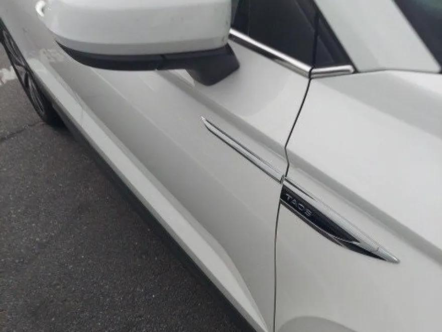2022 Volkswagen Taos SE photo 1