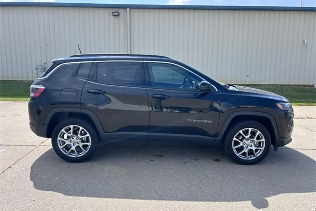 2022 Jeep Compass Latitude Lux photo 1