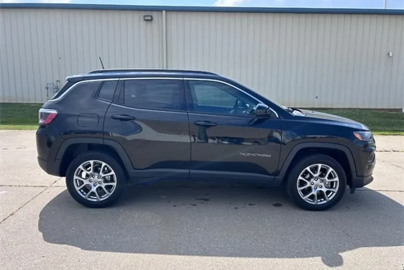 2022 Jeep Compass Latitude Lux photo 1