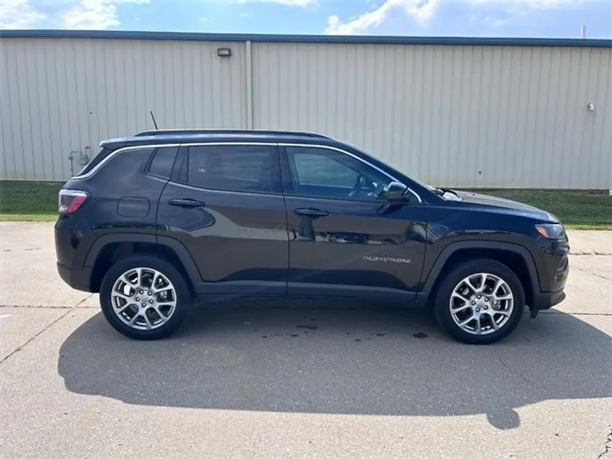 2022 Jeep Compass Latitude Lux photo 1