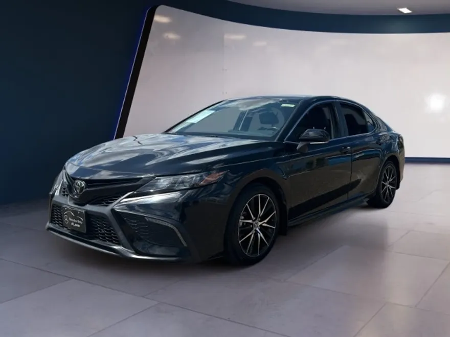 2022 Toyota Camry SE photo 1