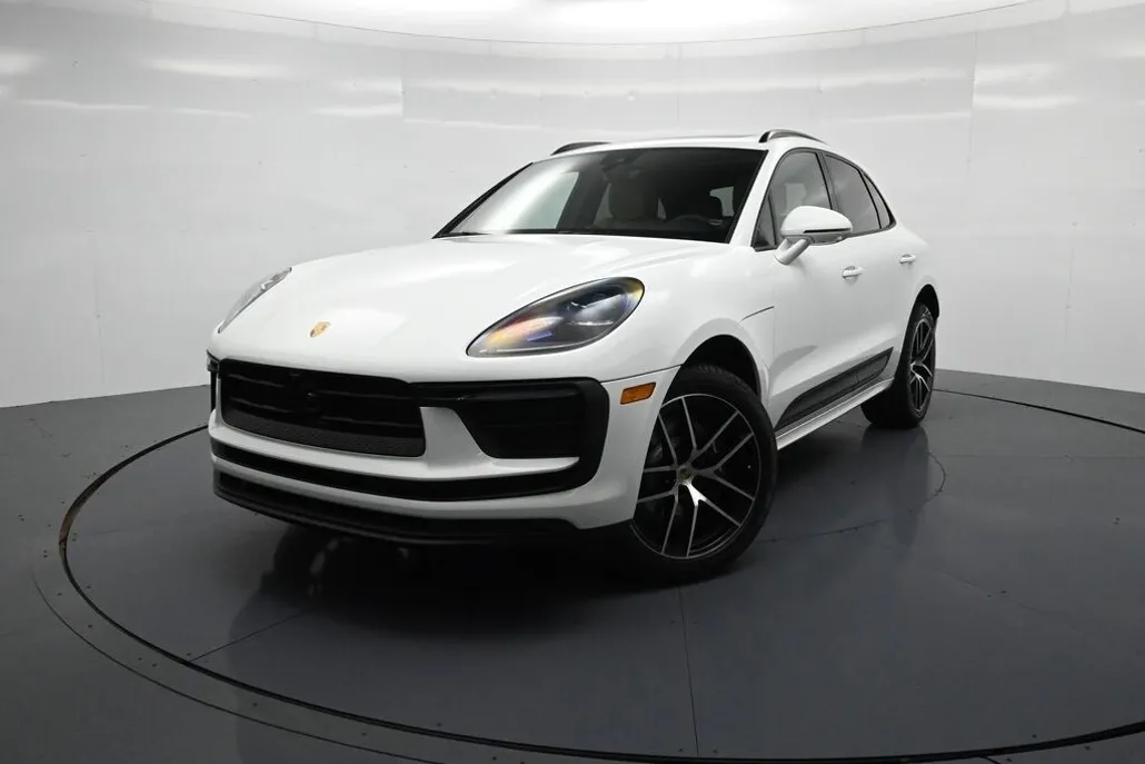 2025 Porsche Macan T photo 1
