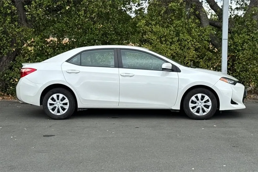 2017 Toyota Corolla Eco LE photo 1