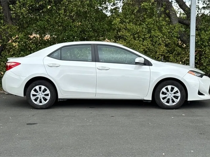 2017 Toyota Corolla Eco LE photo 1