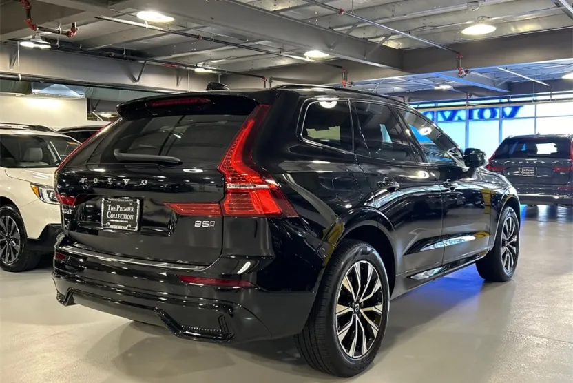 2025 Volvo XC60 B5 Core photo 1