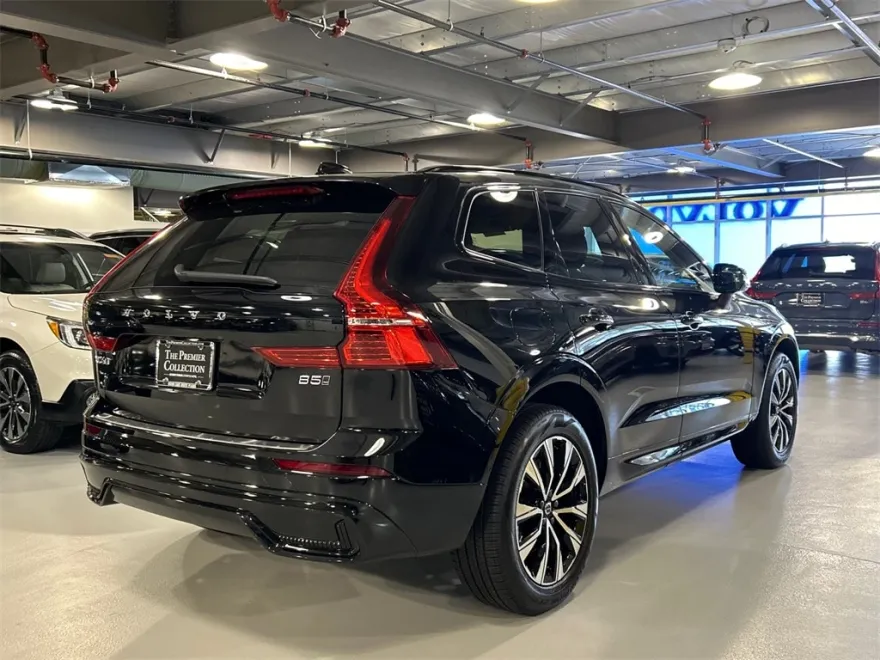 2025 Volvo XC60 B5 Core photo 1