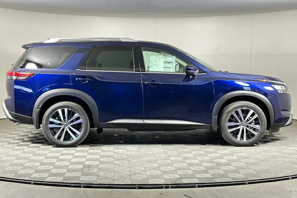 2025 Nissan Pathfinder Platinum photo 1