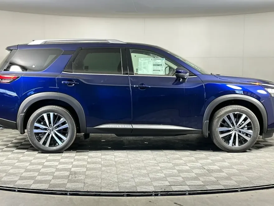 2025 Nissan Pathfinder Platinum photo 1