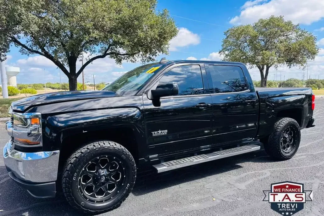 2017 Chevrolet Silverado 1500 LT photo 1