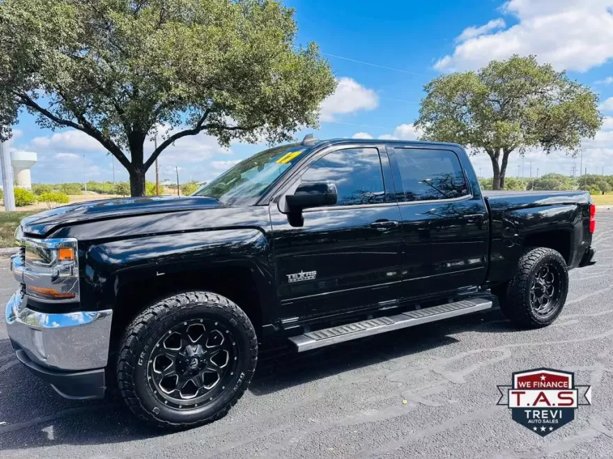 2017 Chevrolet Silverado 1500 LT photo 1