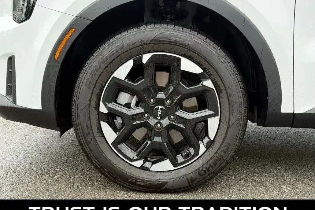 2025 Kia Sorento S photo 1