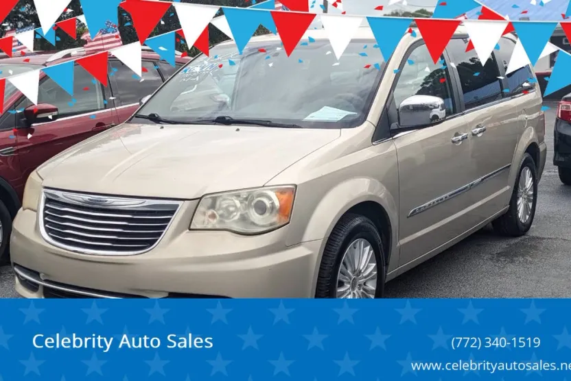 2013 Chrysler Town & Country Limited photo 1