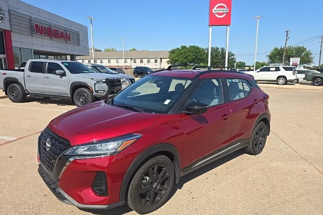 2024 Nissan Kicks SR photo 1