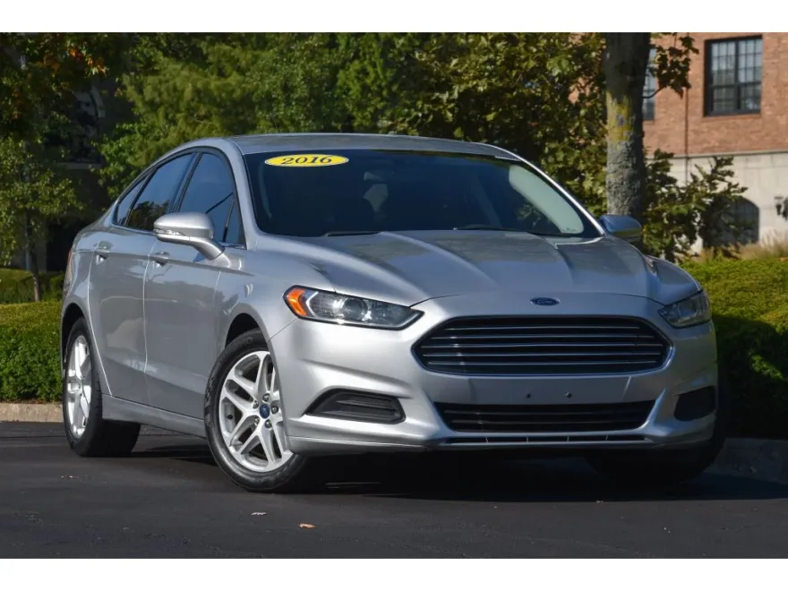 2016 Ford Fusion SE photo 1