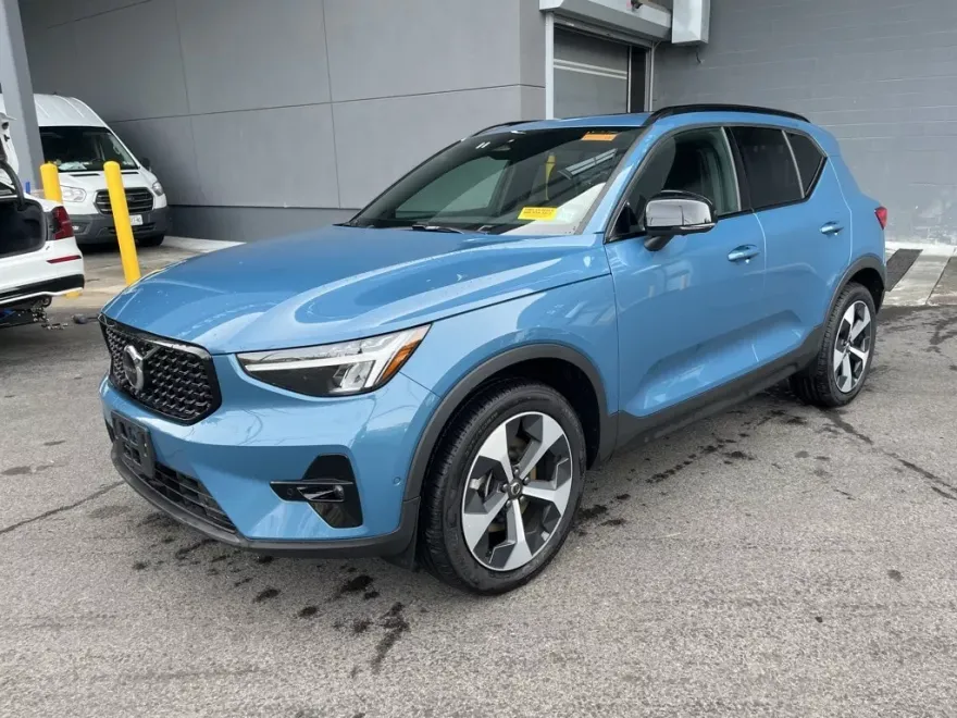 2025 Volvo XC40 Plus photo 1