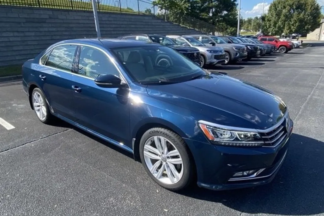 2018 Volkswagen Passat 2.0T SE photo 1