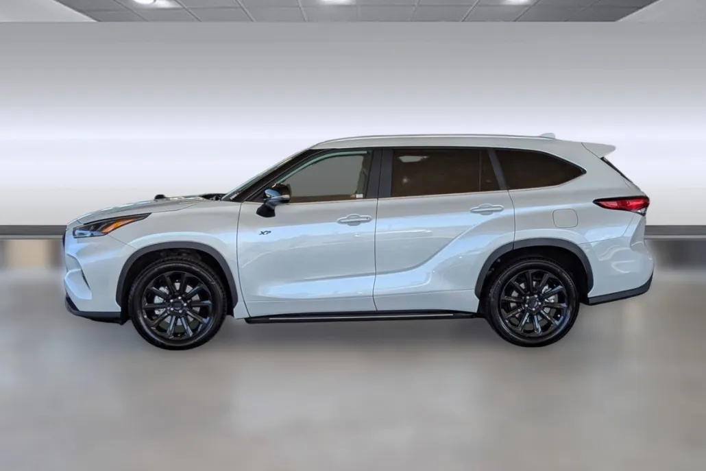 2023 Toyota Highlander XLE photo 1