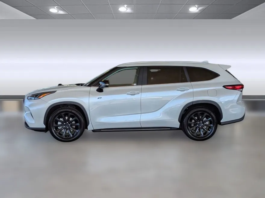 2023 Toyota Highlander XLE photo 1