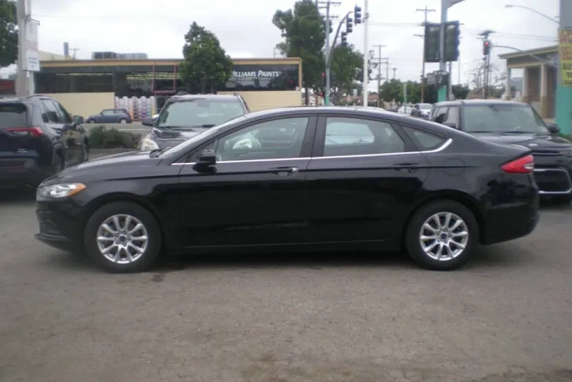 2017 Ford Fusion S photo 1
