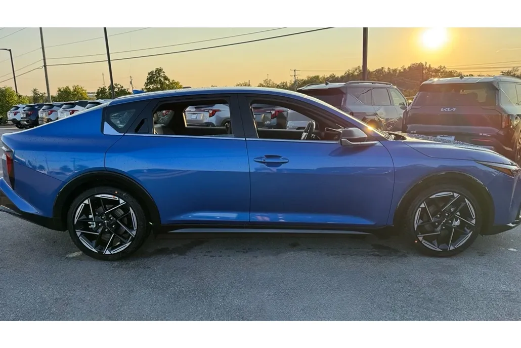 2025 Kia K4 GT-Line photo 1